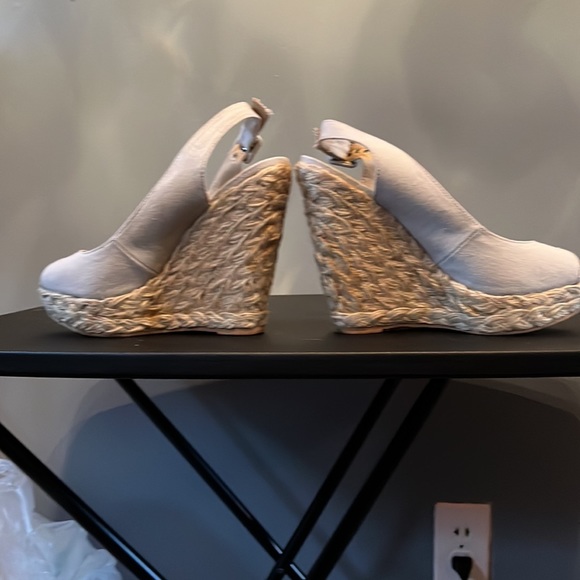 Chinese Laundry-size 8-only worn 3x. Peep toed canvas. - Picture 3 of 6